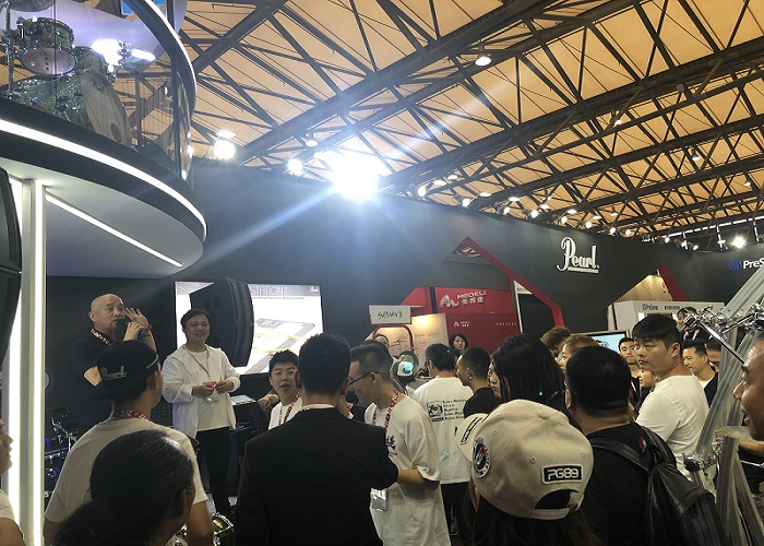 10.11-07 沙哥主持图长图.jpg