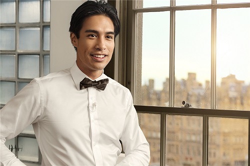 RØDE_LAVALIER_GO_INSITU_DRESSED_UP_GUY_BY_WINDOW_RGB.jpg