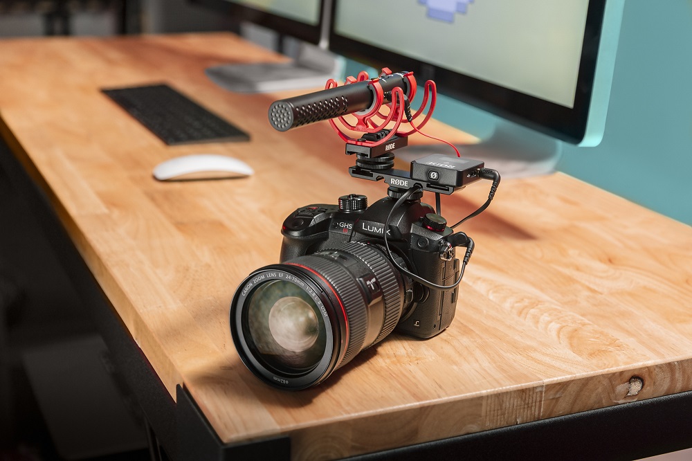 RODE_DCS-1_VideoMicro_Wireless_GO_INSITU_IN_FRONT_OF_SCREENS_RGB.jpg