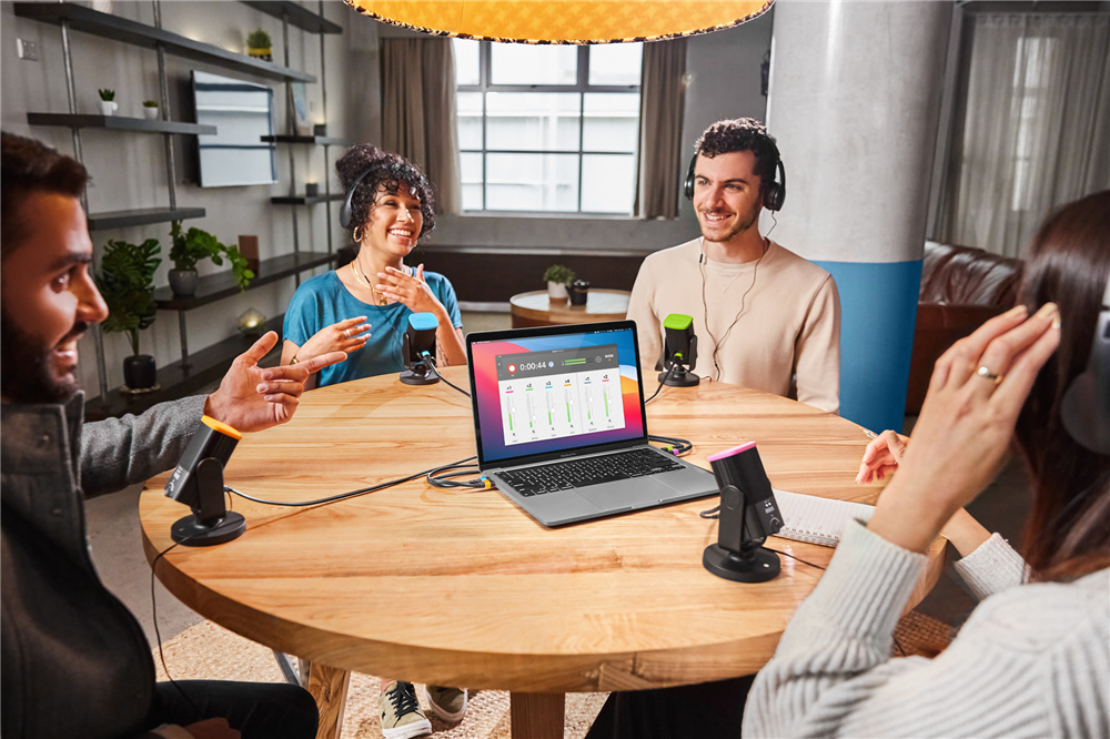 rode-rode-connect-insitu-4-people-podcasting-round-table-dec-2020-2000x1333-rgb.jpg