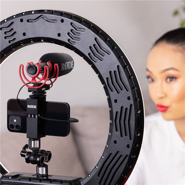 rode-videomic-go-II-insitu-girl-selfie-beauty-light-september-2021-1080x1080-rgb.jpg