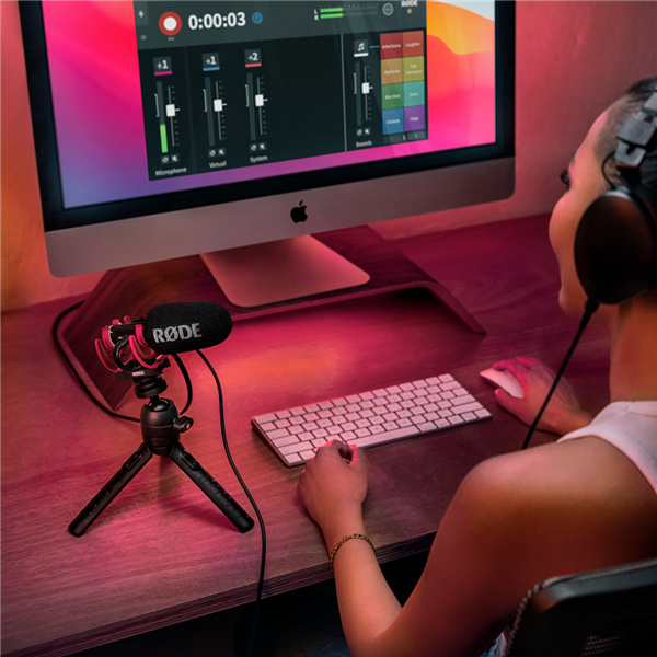 rode-videomic-go-II-girl-video-call-dark-neon-creator-desk-setup-october-2021-1080x1080-rgb.jpg
