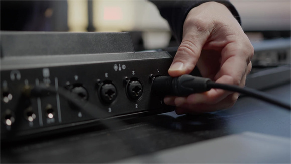 The Ultimate Studio Microphone Features and Specifications of the NT1 5th Generation_Moment(3).jpg
