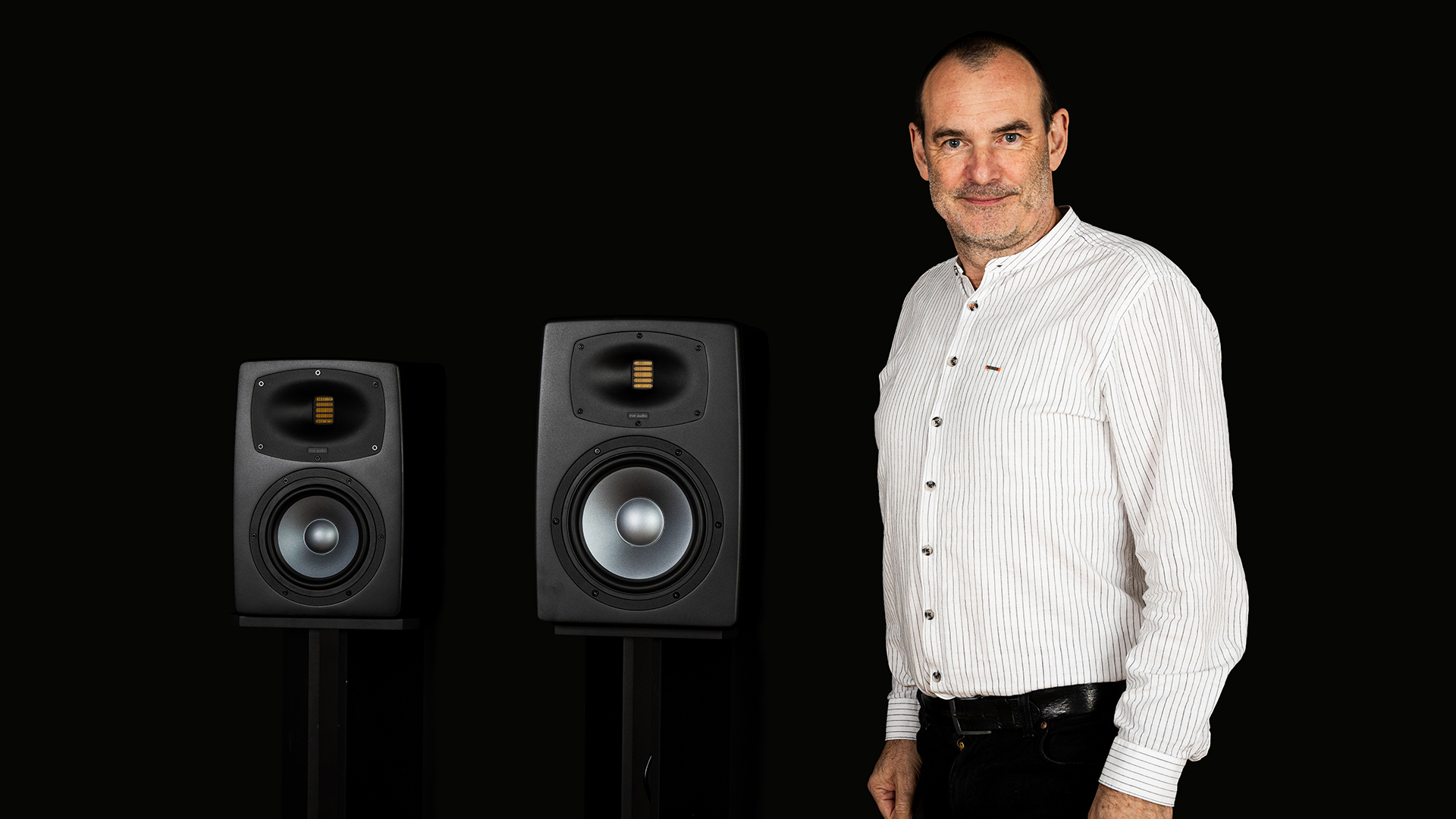 260310_063432_7073.jpg 69aead4a1a77bafeee056bfe_Roland wit EXOs.jpg